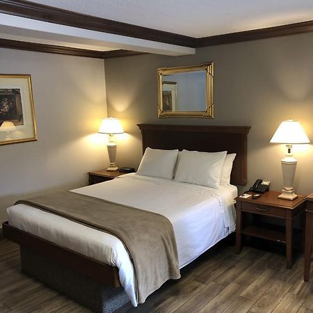 Talbot Trail Inn & Suites Лемингтон Екстериор снимка