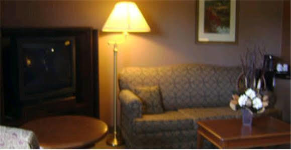 Talbot Trail Inn & Suites Лемингтон Екстериор снимка